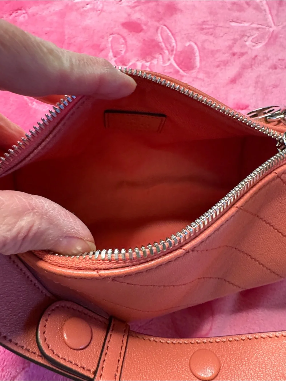 Gucci Pink Mini Round Barrel Crossbody Bag • Leather • Rare Boutique Edition - Picture 5 of 10
